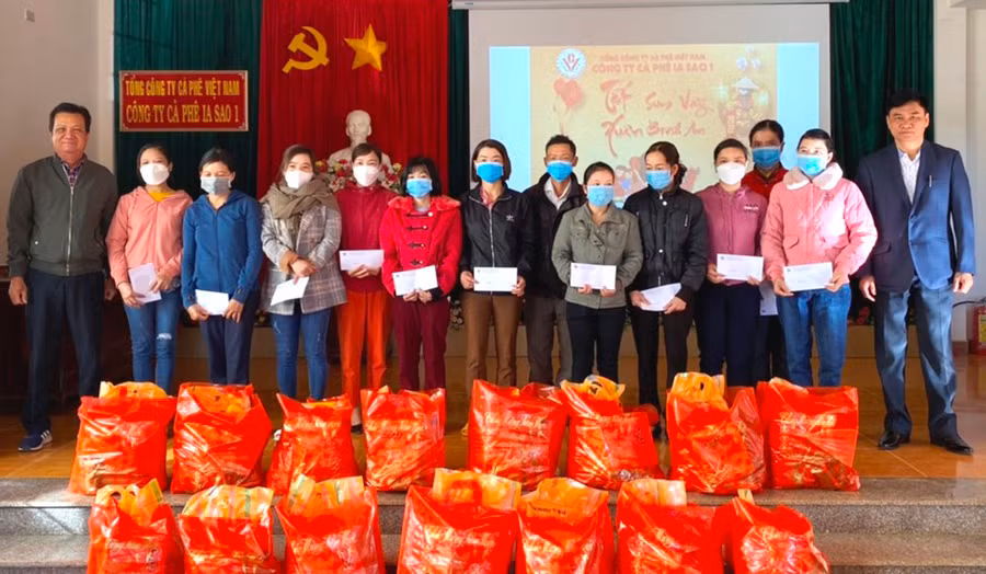 Công ty Cà phê Ia Sao 1 tổ chức chương trình "Tết Sum vầy-Xuân bình an" và hỗ trợ Tết cho công nhân. Ảnh: Đinh Yến Công ty cà phê Ia Sao 1 tổ chức Chương trình Tết Sum vầy - Xuân bình an và hỗ trợ Tết cho công nhân. Ảnh: Đinh Yến