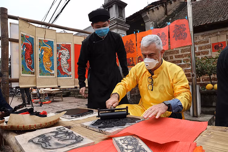 Tranh in mộc bản là một sản phẩm độc đáo truyền thống của Việt Nam trong những ngày Tết xưa.