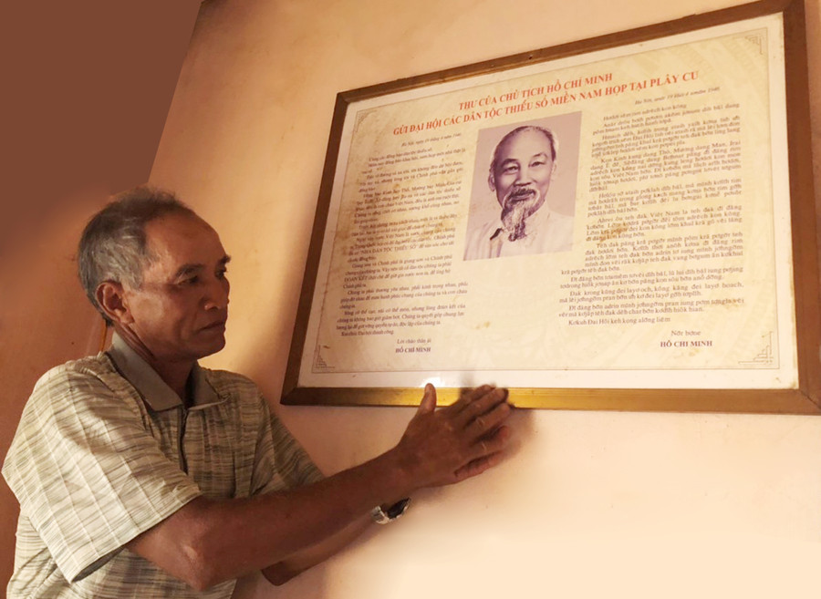 Người dân làng Adơk Kông (xã A Dơk, huyện Đak Đoa) treo thư Bác trang trọng trong nhà. Ảnh: Phương Dung Người dân làng Adơk Kông (xã A Dơk, huyện Đak Đoa) treo thư Bác trang trọng trong nhà. Ảnh: Phương Dung