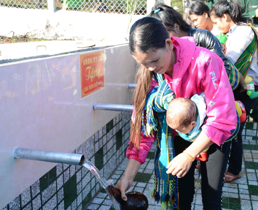Người dân làng Lang (xã Ia Dơk, huyện Đức Cơ) lấy nước về phục vụ sinh hoạt gia đình. Ảnh: Lê Quang
