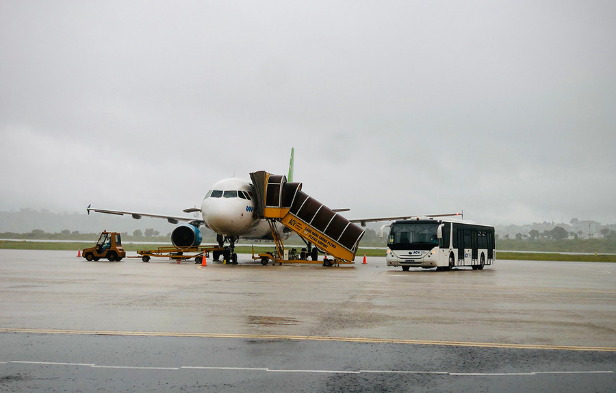  Đón khách từ máy bay sau khi hạ cánh xuống Cảng Hàng không Pleiku. Ảnh: Lê Hòa