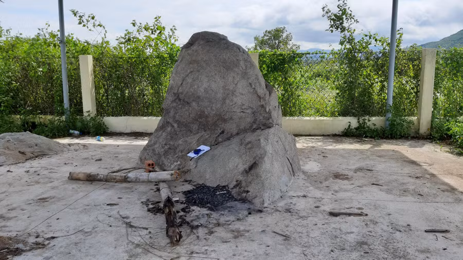 Nhà bia đôi khi trở thành nơi đốt lửa, trú mưa của người dân. Ảnh: Nguyễn Quang Tuệ