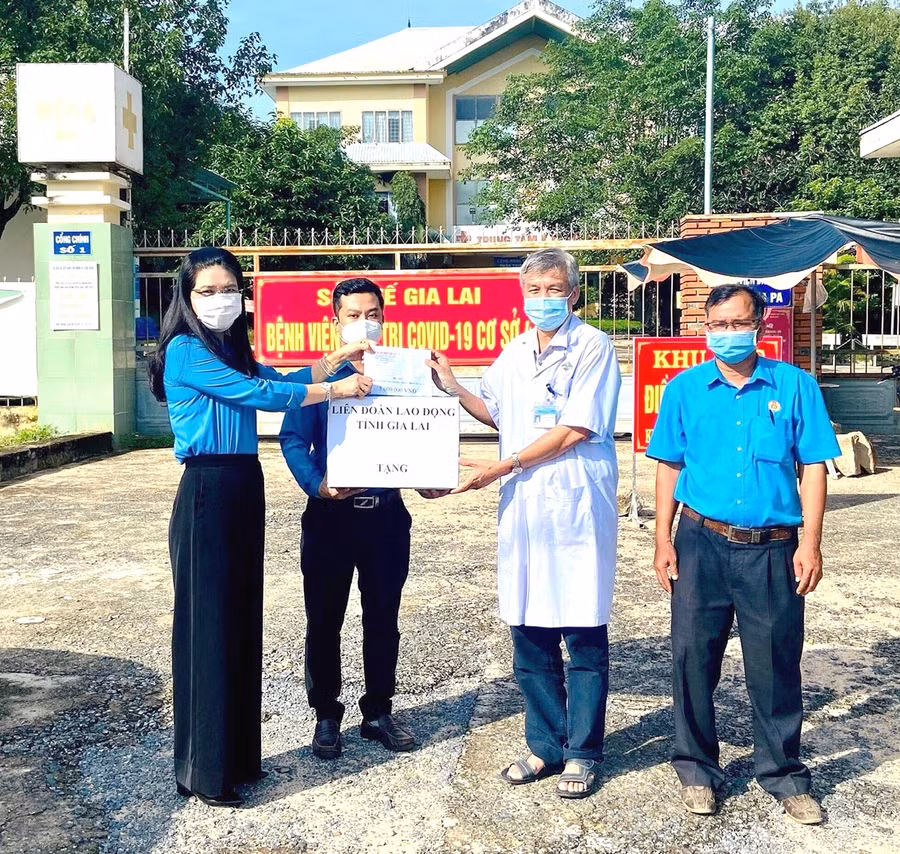 Lãnh đạo liên đoàn Lao động tỉnh Gia Lai thăm, tặng quà đoàn viên Công đoàn là đội ngũ y bác sĩ tại Trung tâm Y tế huyện Ia Pa. Ảnh: Hà Tây