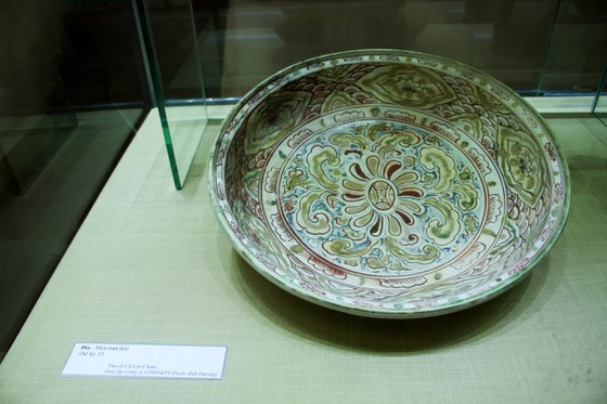  Đĩa men tam thái, tàu cổ Cù Lao Chàm, thế kỷ 15. Ảnh: NGUYỄN TRANG