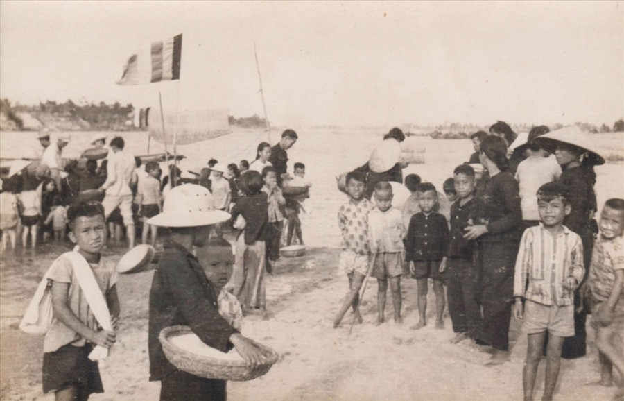 Thiền sư Thích Nhất Hạnh tổ chức cứu trợ cho đồng bào bị lũ lụt tại miền Trung năm 1964 dưới cảnh bom đạn. Ảnh: Làng Mai Thiền sư Thích Nhất Hạnh tổ chức cứu trợ cho đồng bào bị lũ lụt tại miền Trung năm 1964 dưới cảnh bom đạn. Ảnh: Làng Mai