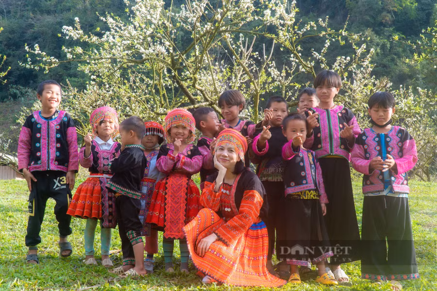 Du khách nếu đến với bản Phiêng Cành Mộc Châu trong thời điểm này có thể trải nghiệm Tết cổ truyền của người Mông, thường được diễn ra trong 3 ngày đầu của tháng Chạp.