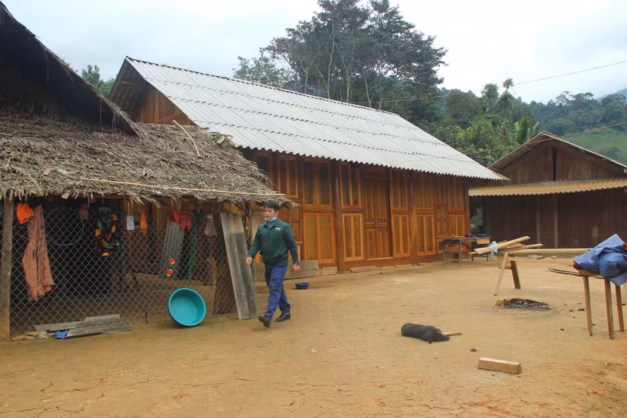 ...và căn nhà mới. Ảnh: K.Hoan