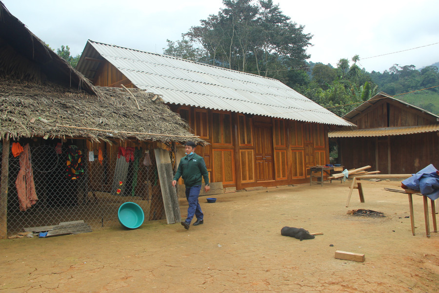 ...và căn nhà mới. Ảnh: K.Hoan