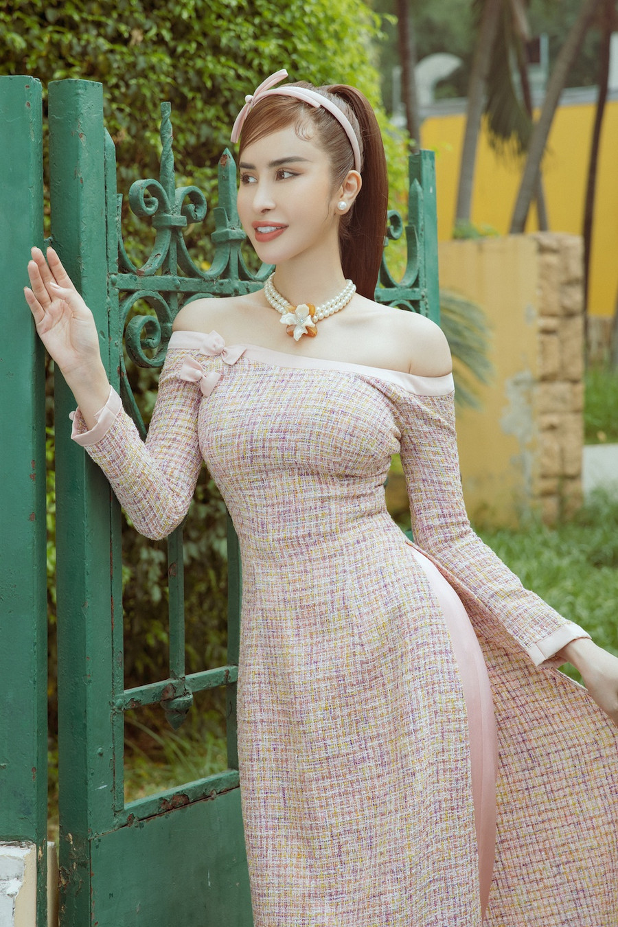 Phan Ngọc Hân là một trong những người đẹp sở hữu hình thể gợi cảm nhất showbiz Việt, đặc biệt là vòng eo 58cm. Nhờ vậy, cô trở nên thanh thoát hơn khi diện áo dài. Ảnh: NVCC Phan Ngọc Hân là một trong những người đẹp sở hữu hình thể gợi cảm nhất showbiz Việt, đặc biệt là vòng eo 58cm. Nhờ vậy, cô trở nên thanh thoát hơn khi diện áo dài. Ảnh: NVCC