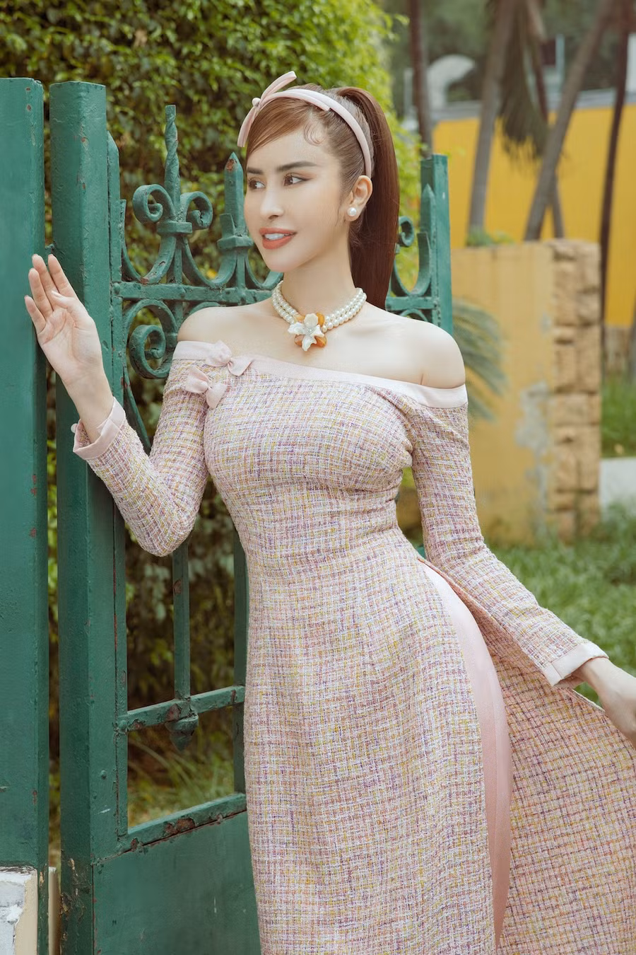 Phan Ngọc Hân là một trong những người đẹp sở hữu hình thể gợi cảm nhất showbiz Việt, đặc biệt là vòng eo 58cm. Nhờ vậy, cô trở nên thanh thoát hơn khi diện áo dài. Ảnh: NVCC