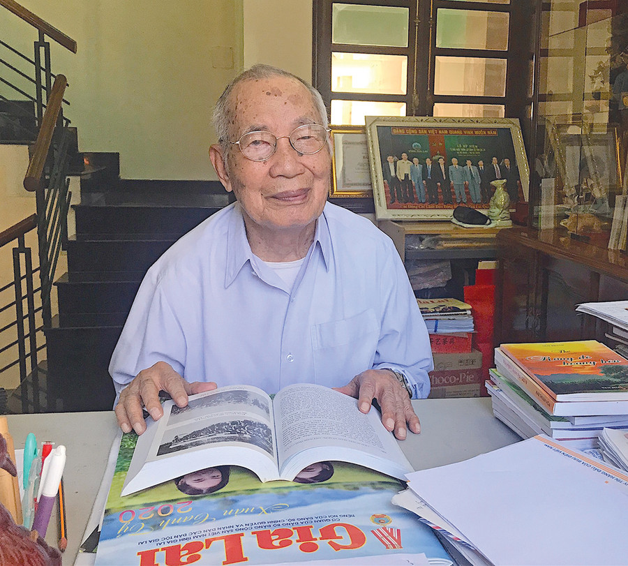 Dù tuổi đã cao nhưng nguyên Phó Bí thư Tỉnh ủy Ngô Thành vẫn nhớ như in không khí những ngày khai hoang, phục hóa sau giải phóng trên địa bàn tỉnh. Ảnh: Mộc Trà