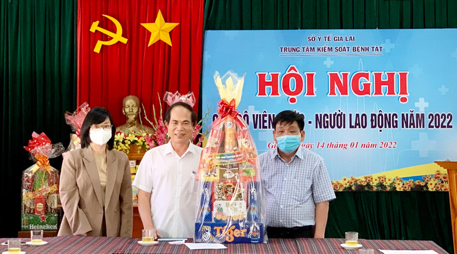 Chủ tịch UBND tỉnh Võ Ngọc Thành (giữa) thăm, tặng quà tại CDC Gia Lai. Ảnh: Như Nguyện Chủ tịch UBND tỉnh Võ Ngọc Thành (giữa) thăm, tặng quà tại CDC Gia Lai. Ảnh: Như Nguyện