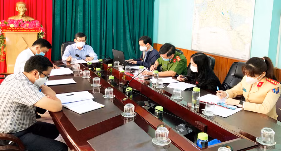 Ban An toàn giao thông tỉnh cùng lãnh đạo Công an, Phòng Giáo dục và Đào tạo TP. Pleiku họp triển khai giai đoạn II Dự án “Giảm tốc độ-Trường học an toàn”. Ảnh: Hải Lê