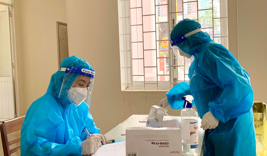  -Nhân viên y tế chuẩn bị lấy mẫu xét nghiệm cho người dân trên địa bàn TP. Pleiku. Ảnh: Như Nguyện