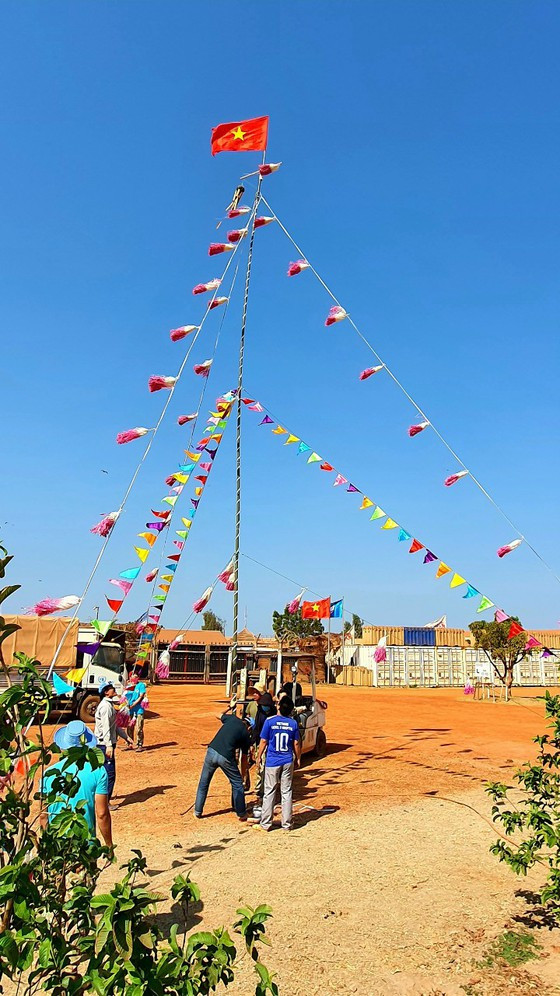 Cây nêu cao 10m, rực rỡ âm thanh, sắc màu và có thể được nhìn thấy từ rất xa. Cây nêu cao 10m, rực rỡ âm thanh, sắc màu và có thể được nhìn thấy từ rất xa