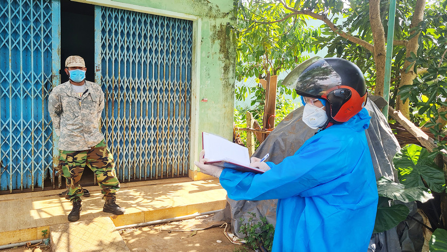 Lực lượng chức năng lấy thông tin y tế người dân trong khu vực phong tỏa tại làng Phung (xã Biển Hồ, TP. Pleiku). Ảnh: Bá Bính Lực lượng chức năng lấy thông tin y tế người dân trong khu vực phong tỏa làng Phung (xã Biển Hồ, TP. Pleiku). Ảnh: Bá Bính