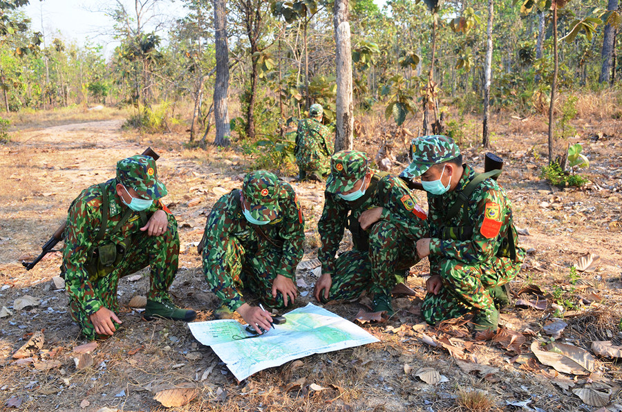 Cán bộ, chiến sĩ Đồn Biên phòng Ia Pnôn kiểm tra bản đồ khi đi tuần tra. Ảnh: Vĩnh Hoàng Cán bộ, chiến sĩ Đồn Biên phòng Ia Pnôn kiểm tra bản đồ khi đi tuần tra. Ảnh: Vĩnh Hoàng