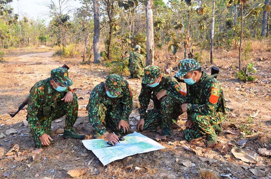 Cán bộ, chiến sĩ Đồn Biên phòng Ia Pnôn kiểm tra bản đồ khi đi tuần tra. Ảnh: Vĩnh Hoàng