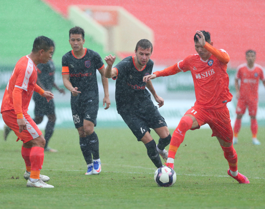 Phan Văn Long (bìa phải) chơi hay trong trận thủy chiến với Bình Dương. Ảnh: Ngọc Linh