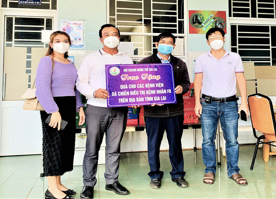 Lãnh đạo Hội DN trẻ tỉnh trao tặng quà tại cơ sở điều trị bệnh nhân COVID 19 tỉnh Bệnh viện y học cổ truyền