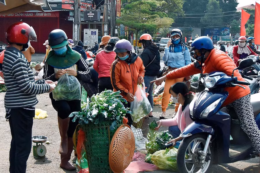 Ai cũng tranh thủ tìm mua những thứ cần thiết để gia đình có một cái Tết đầm ấm, đủ đầy hơn. Ảnh: Đức Thụy