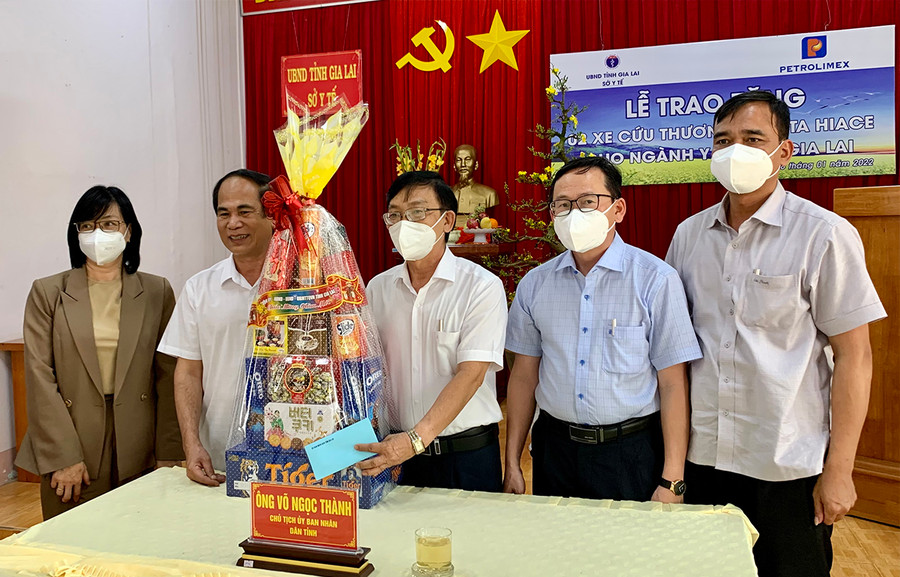 Chủ tịch UBND tỉnh Võ Ngọc Thành (thứ hai từ trái sang) tặng quà Tết tại Sở Y tế Gia Lai. Ảnh: Như Nguyện Chủ tịch UBND tỉnh Võ Ngọc Thành (thứ hai từ trái qua) tặng quà Tết tại Sở Y tế Gia Lai. Ảnh: Như Nguyện