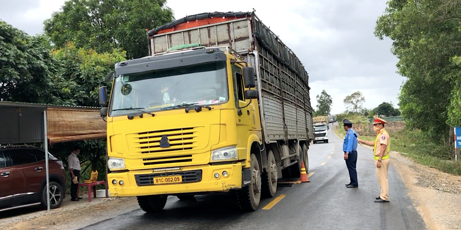 Thanh tra Sở Giao thông-Vận tải phối hợp Đội Cảnh sát Giao thông-Trật tự Công an huyện Kông Chro kiểm soát tải trọng phương tiện trên đường Trường Sơn Đông. Ảnh: Lê Hòa Thanh tra Sở Giao thông-Vận tải phối hợp Đội CSGT-Trật tự Công an huyện Kông Chro kiểm soát tải trọng phương tiện trên đường Đông Trường Sơn. Ảnh: Lê Hòa