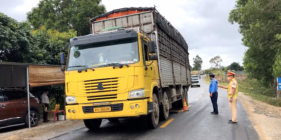 Thanh tra Sở Giao thông-Vận tải phối hợp Đội CSGT-Trật tự Công an huyện Kông Chro kiểm soát tải trọng phương tiện trên đường Đông Trường Sơn. Ảnh: Lê Hòa