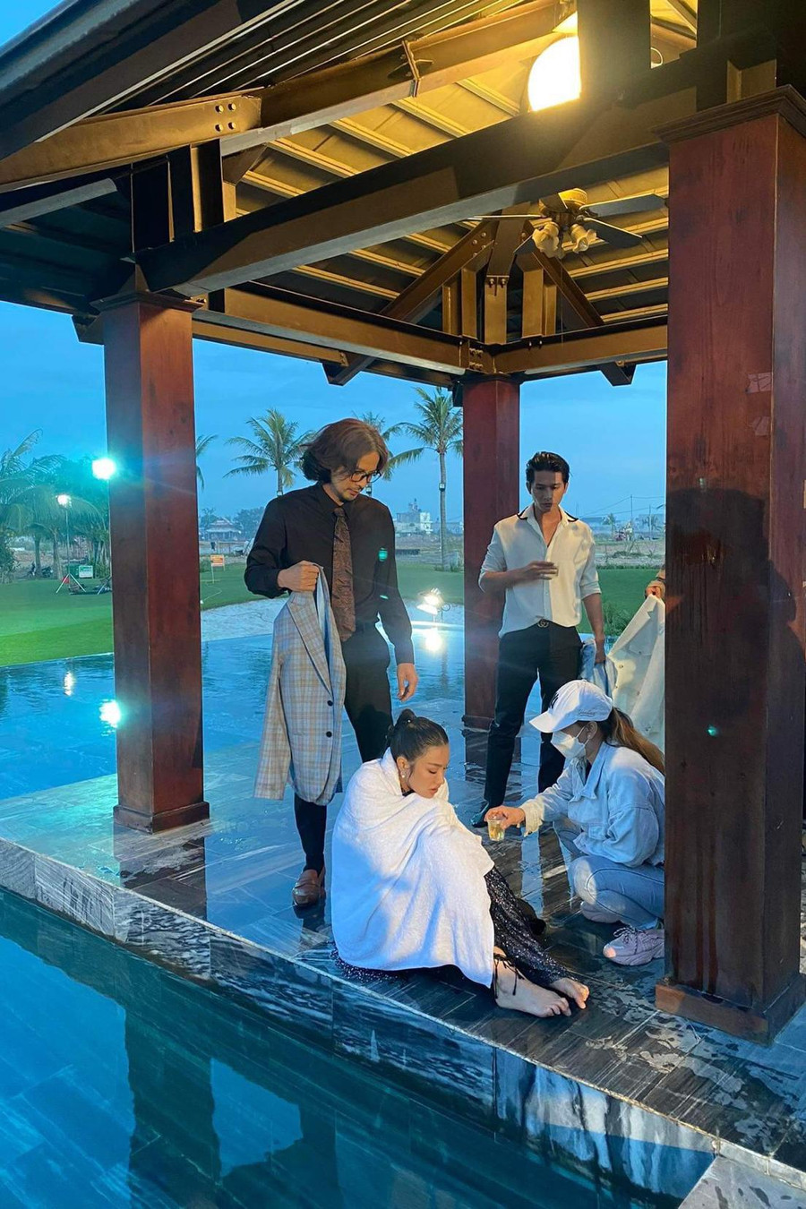 Yaya Trương Nhi khiến ê-kíp lo lắng vì ngâm nước lạnh trong thời gian dài. Ảnh: ĐPCC