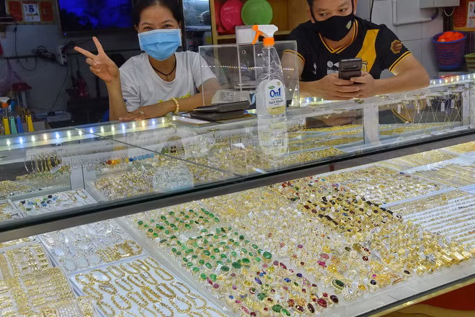 Giá vàng hôm nay của thế giới suy yếu