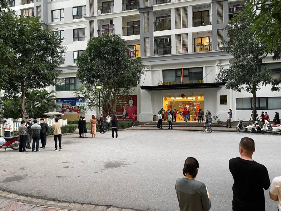 Nhiều người dân xót xa sau vụ việc đối với bé trai 7 tuổi rơi từ tầng 31. Ảnh: Phạm Nam Trung