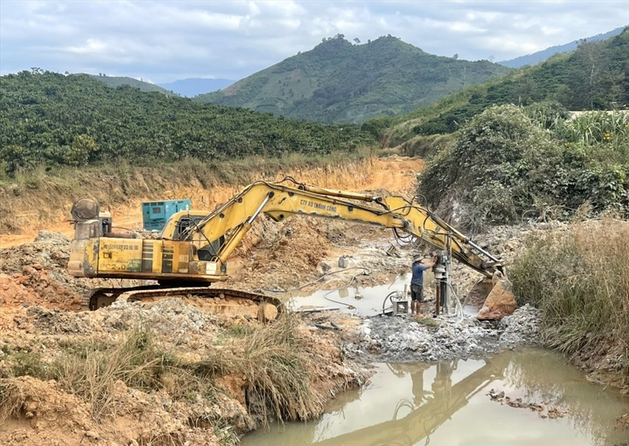 Sau hơn 2 năm dự kiến về đích, Công trình thủy lợi Suối Đá vẫn ngổn ngang. Ảnh: Phan Tuấn