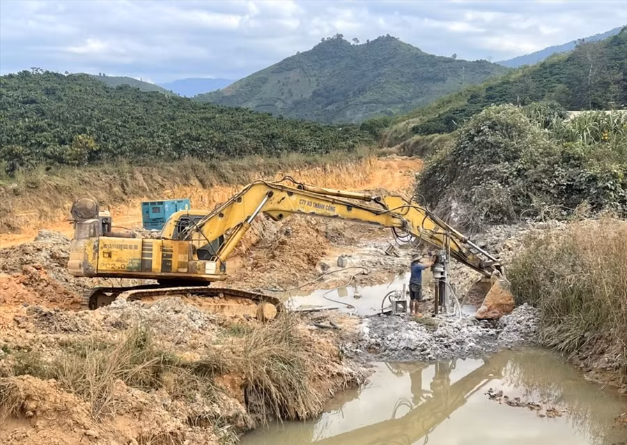 Sau hơn 2 năm dự kiến về đích, Công trình thủy lợi Suối Đá vẫn ngổn ngang. Ảnh: Phan Tuấn