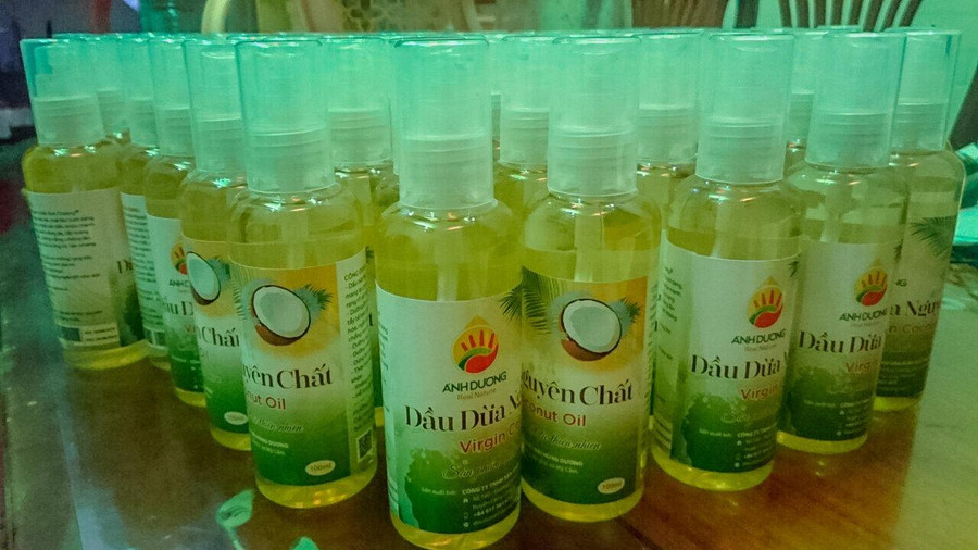 Dầu dừa do anh Dương sản xuất. Ảnh: Duy Tân