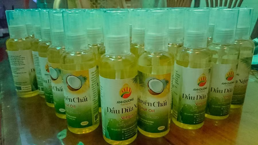Dầu dừa do anh Dương sản xuất. Ảnh: Duy Tân