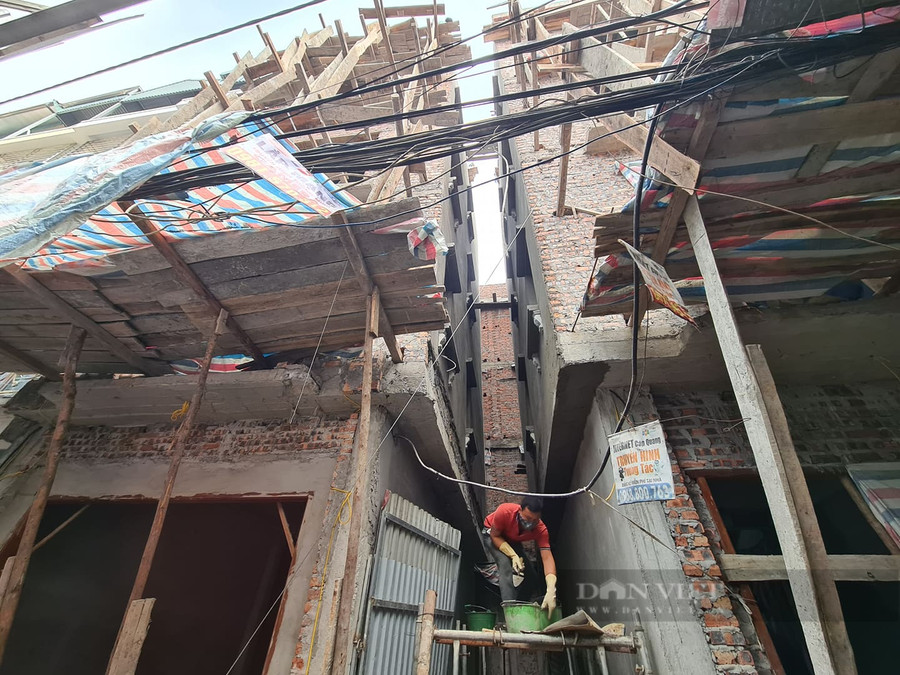 Khách hàng vay vốn ưu đãi để xây dựng mới hoặc cải tạo, sửa chữa nhà ở không quá 500 triệu đồng. Ảnh: Trần Kháng Khách hàng vay vốn ưu đãi để xây dựng mới hoặc cải tạo, sửa chữa nhà ở không quá 500 triệu đồng. Ảnh: Trần Kháng