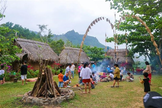  Du khách tại Khu du lịch Suối Hoa (Đà Nẵng). (Ảnh: Trần Lê Lâm/TTXVN)