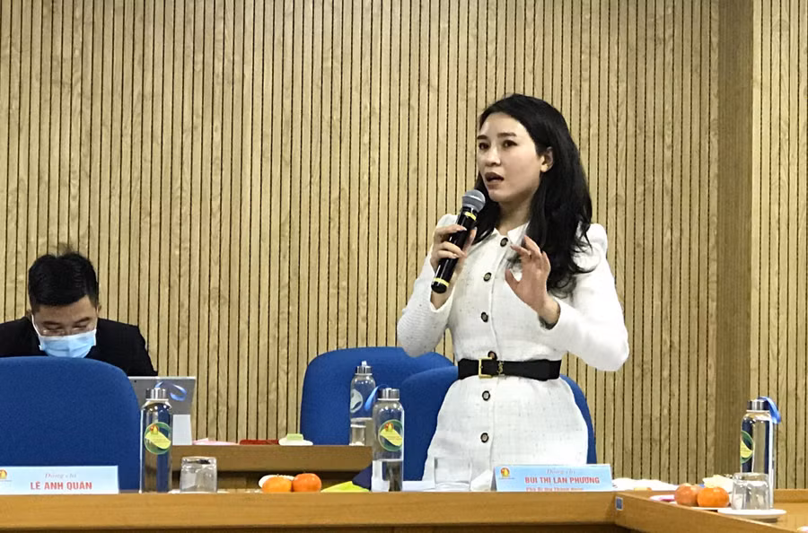 Chị Bùi Thị Lan Phương nêu ý kiến tại hội nghị. Ảnh: Vũ Thơ