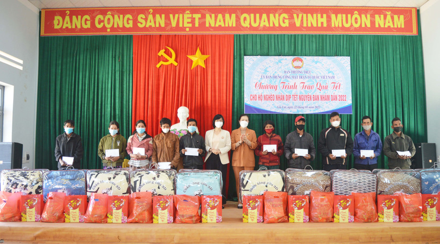 Phó Chủ tịch Ủy ban Trung ương MTTQ Việt Nam (áo vàng) tặng quà cho người dân. Ảnh: Anh Huy