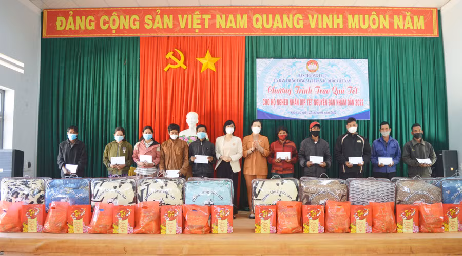 Phó Chủ tịch Ủy ban Trung ương MTTQ Việt Nam (áo vàng) tặng quà cho người dân. Ảnh: Anh Huy