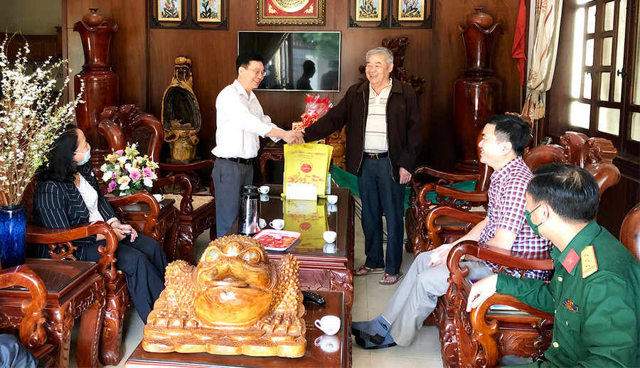 Trưởng ban Tổ chức Tỉnh ủy Huỳnh Quang Thái thăm, chúc Tết gia đình đồng chí Vi Hồng Thanh (TP. Pleiku). Ảnh: Lê Hòa Đồng chí Huỳnh Quang Thái thăm và chúc Tết gia đình đồng chí Vi Hồng Thanh (TP. Pleiku). Ảnh: Lê Hòa