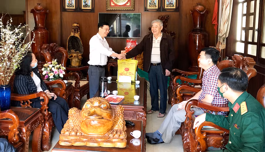  Đồng chí Huỳnh Quang Thái thăm và chúc Tết gia đình đồng chí Vi Hồng Thanh (TP. Pleiku). Ảnh: Lê Hòa