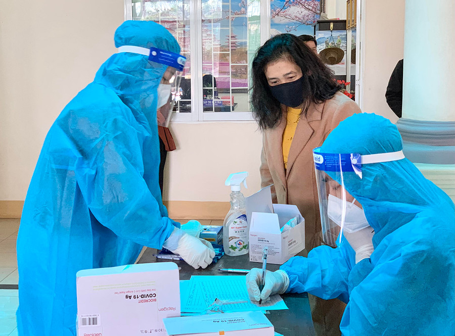 Nhân viên y tế lấy mẫu tầm soát SARS-CoV-2 cho người dân trên địa bàn TP. Pleiku. Ảnh: Như Nguyện  Nhân viên y tế lấy mẫu tầm soát SARS-CoV-2 cho người dân trên địa bàn TP.Pleiku. Ảnh: Như Nguyện