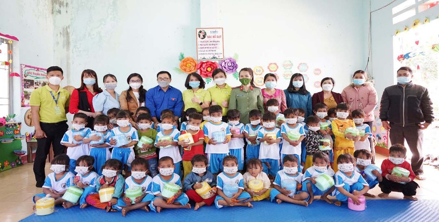 Trao cặp lồng cho học sinh mẫu giáo tại các điểm trường. Ảnh: Lê Đức Lâm