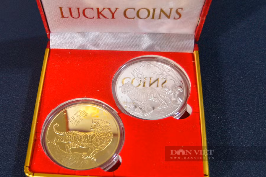 Ngoài tiền giấy, trên thị trường còn có tiền xu kỷ niệm hình hổ mạ bạc, mạ vàng của Australia sản xuất năm 2021, phục vụ riêng cho Tết Nhâm Dần. Giáo rơi vào từ 120.000 đến 150.000/cặp.