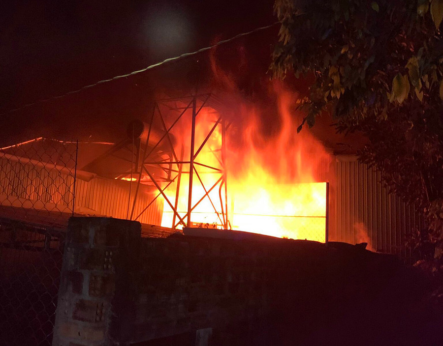 Nhà kho chứa nhiều nguyên vật liệu dễ cháy khiến ngọn lửa bùng phát dữ dội. Ảnh: Văn Ngọc Nhà kho chứa nhiều nguyên vật liệu dễ cháy khiến ngọn lửa bùng phát dữ dội. Ảnh: Văn Ngọc