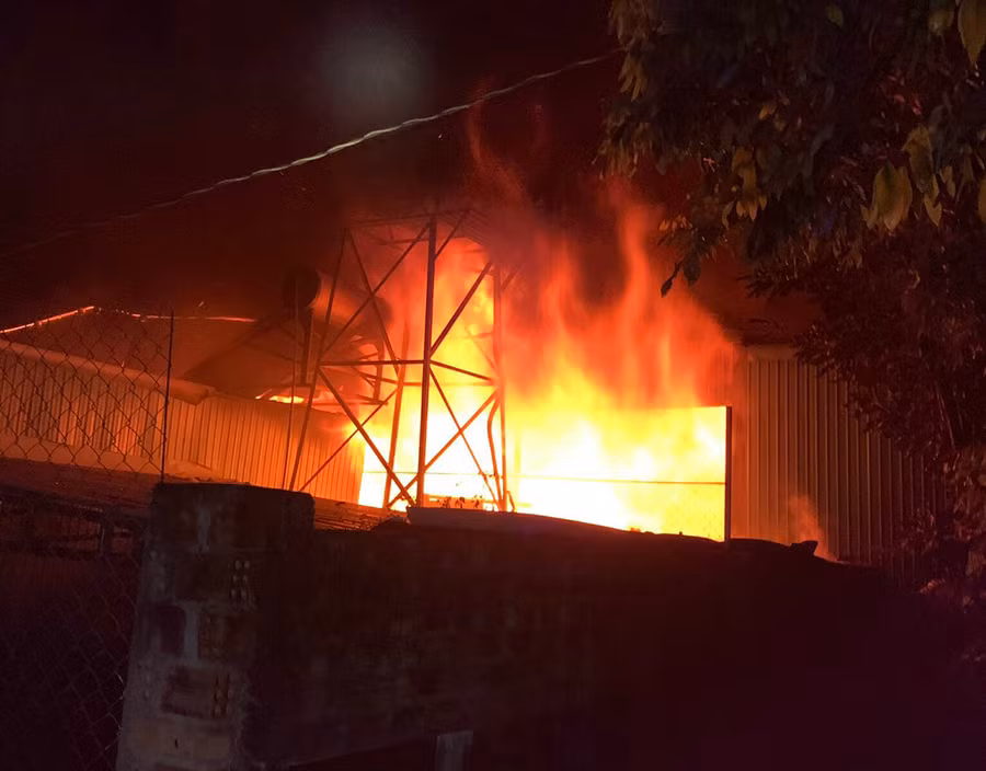 Nhà kho chứa nhiều nguyên vật liệu dễ cháy khiến ngọn lửa bùng phát dữ dội. Ảnh: Văn Ngọc Nhà kho chứa nhiều nguyên vật liệu dễ cháy khiến ngọn lửa bùng phát dữ dội. Ảnh: Văn Ngọc