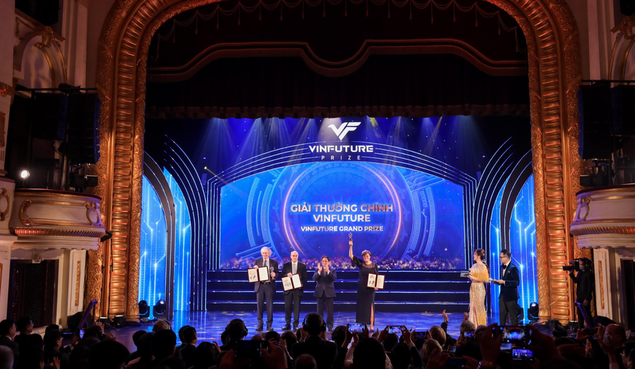 Thủ tướng Phạm Minh Chính (thứ hai từ phải sang) trao giải thưởng chính cho ba nhà khoa học.