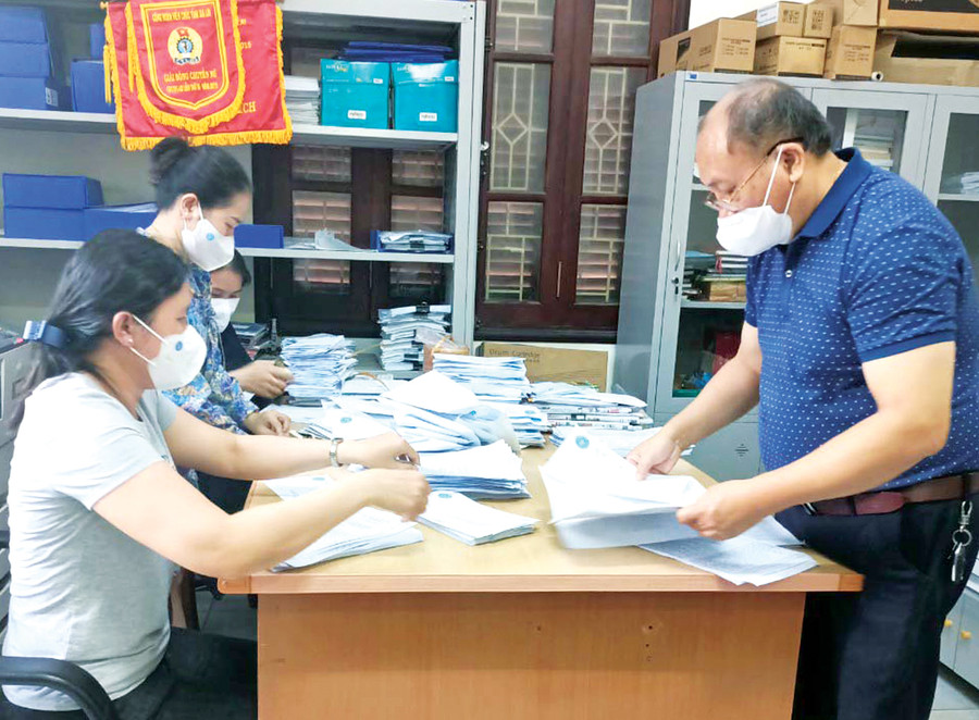 Cán bộ, nhân viên BHXH tỉnh kiểm tra, rà soát các hồ sơ gửi về. Ảnh: Thu Hà Cán bộ, nhân viên BHXH tỉnh kiểm tra, rà soát các hồ sơ gửi về. Ảnh: Thu Hà