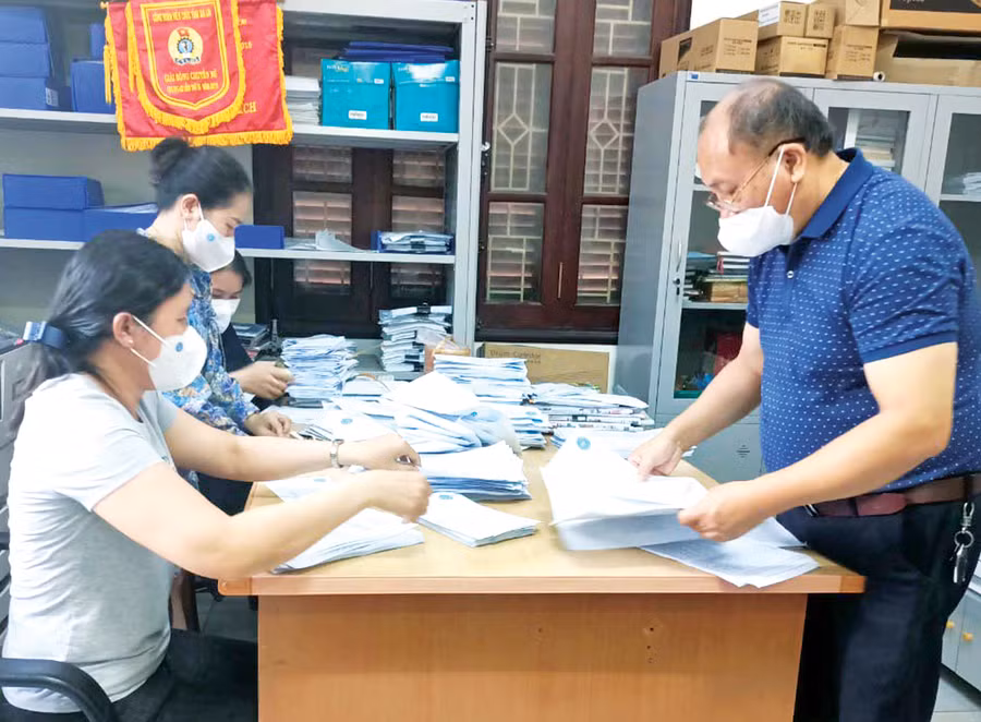 Cán bộ, nhân viên BHXH tỉnh kiểm tra, rà soát các hồ sơ gửi về. Ảnh: Thu Hà